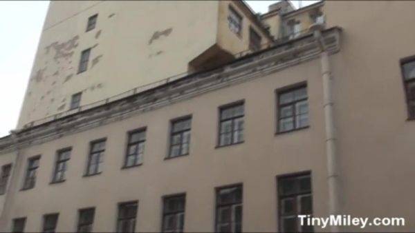 Teen showering naked in hotel room - txxx.com on poweredporn.com