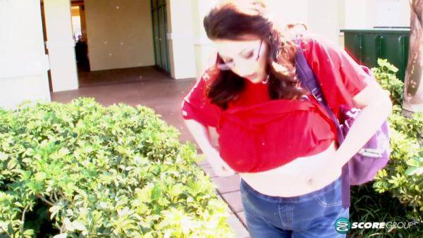 Pickin' Up Plumpers - hotmovs.com on poweredporn.com