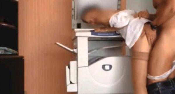 Il baise sa jeune secretaire dans le bureau - txxx.com - France on poweredporn.com