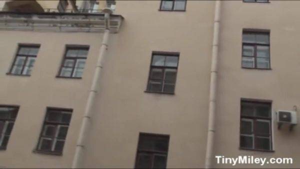 Teen showering naked in hotel room - hotmovs.com on poweredporn.com