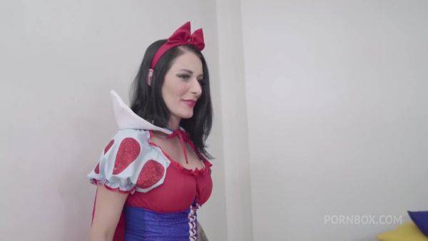 Naughty princess sitting in the prince's tower - PissVids - hotmovs.com on poweredporn.com
