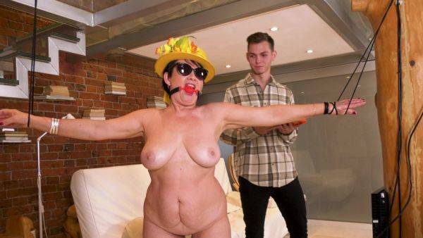 Home porno with his submissive aunt after admiring her naked forms - hellporno.com on poweredporn.com