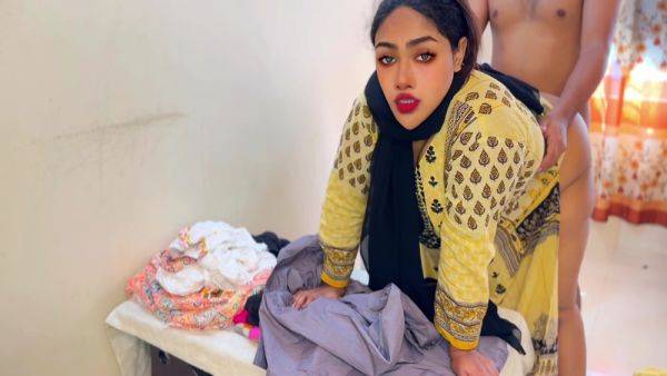 (indian Darji) Tailor Ne Badi Gand Wali Ayesha Aunty Ko Thapa Thap Choda - Desi Big Ass Aunty Fucked By Tailor In Shop - desi-porntube.com - India on poweredporn.com