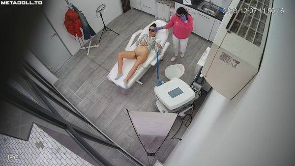 Sexy shaved pussy (Dec 2023) - voyeurhit.com on poweredporn.com