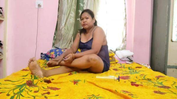 Indian Housewife Sexy Show 15 - desi-porntube.com - India on poweredporn.com