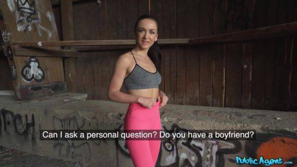 Fit Runner In Tight Leggings - videomanysex.com on poweredporn.com