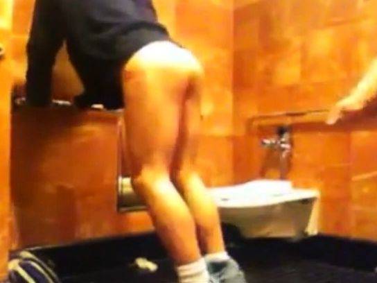 Seeding in Mall Restroom - drtuber.com on poweredporn.com