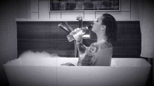 Danielle colby cushman nude bath xxx videos - drtuber.com on poweredporn.com