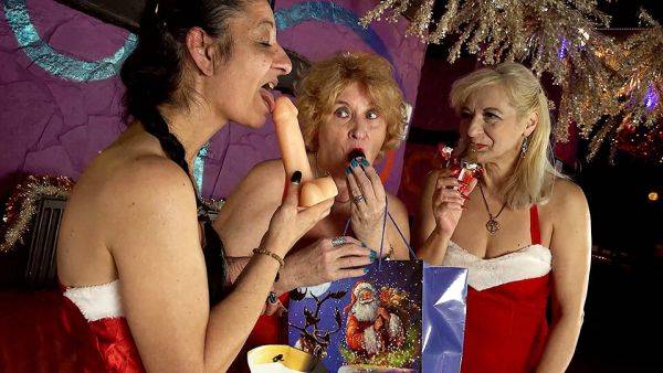 Mature christmas groupsex party - txxx.com on poweredporn.com