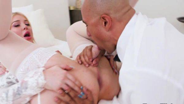 King's perfect timing to confess his feelings for Gracie - drtuber.com on poweredporn.com