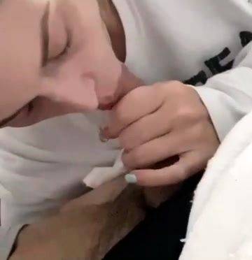 Wife sucking cock - drtuber.com on poweredporn.com