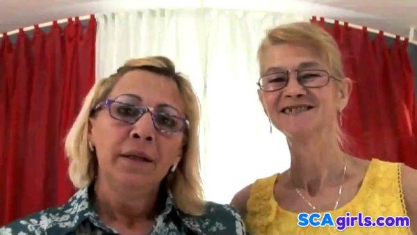 Det gamle Lezboz - old mature lesbians sharing sex toy - xhand.com on poweredporn.com