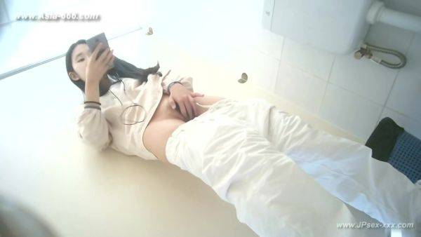 Chinese girls go to toilet.313 - txxx.com - China on poweredporn.com