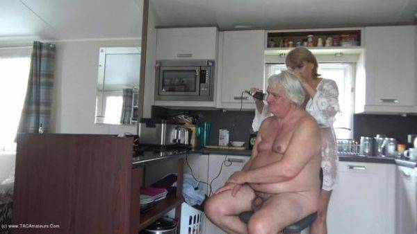 Dimonty Cuts A Clients Hair - hclips.com on poweredporn.com