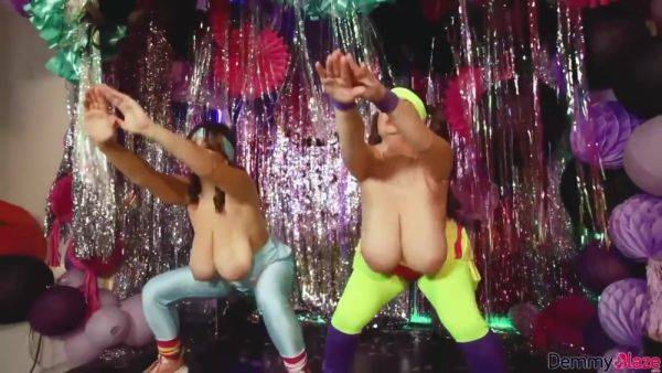 Workout Twins 2 2022 03 04(1) - hotmovs.com on poweredporn.com