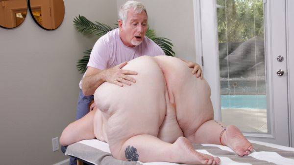 Gigantic Ass Plumper Julie Ginger Receives The Perfect Pussy Massage - txxx.com on poweredporn.com