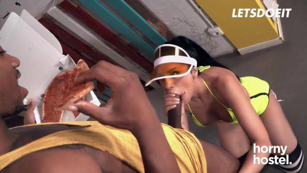 Curvy Delivery Girl Fucks Bbc Receptionist - Jesus Reyes And Julia De Lucia - upornia.com on poweredporn.com