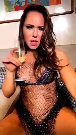 Mulher Melão peituda deliciosa se exibindo e usando - drtuber.com on poweredporn.com