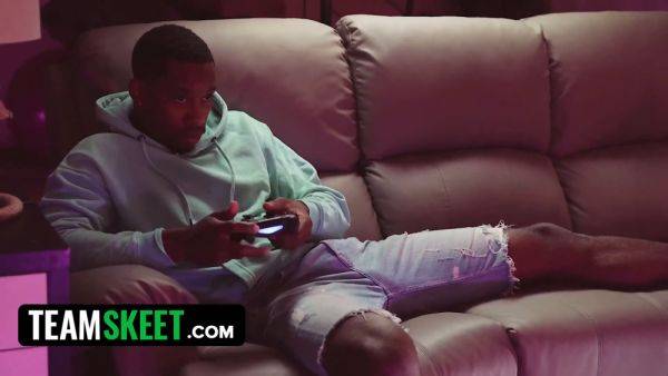 Kenia Queen twerks & gets pounded from behind by a big cock - sexu.com on poweredporn.com