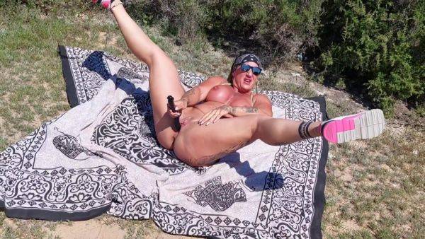 A Good Bitch Fucked On The Beach - hclips.com on poweredporn.com