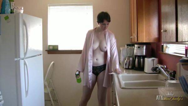 Inara Byrne Cleans The Kitchen In The Nude Showing Her Sexy Mature Bod - videomanysex.com on poweredporn.com