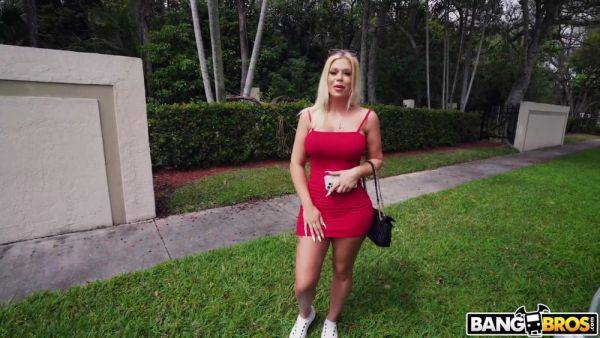 Lap Dancing With Paris Banks - videomanysex.com on poweredporn.com