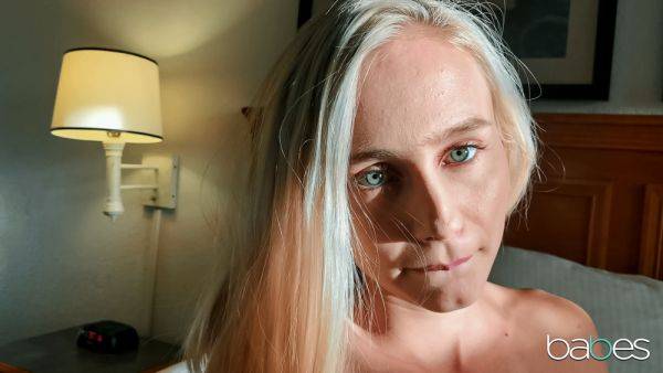 Alicia Williams plays with a pink toy in bed - xhand.com on poweredporn.com