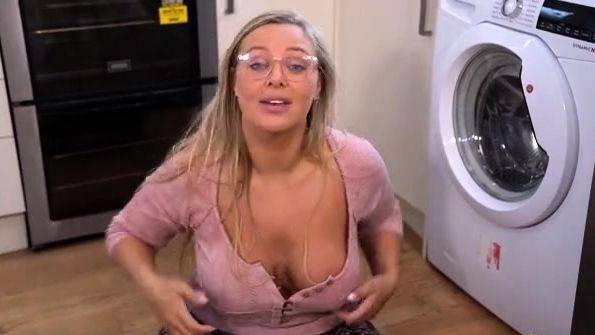 DownBlouse Jerk - Get Cleaning - drtuber.com on poweredporn.com