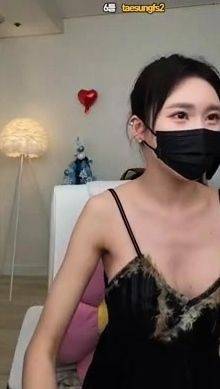 Japanese lesbian dildo toy each other - drtuber.com on poweredporn.com