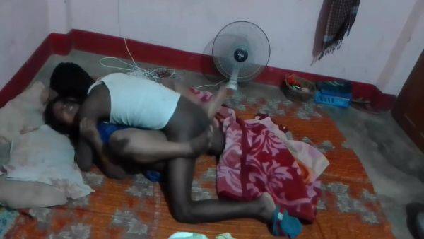 Bhabhi Ko Raat Mein Choda Pakad Kar Hindi Sex - desi-porntube.com on poweredporn.com