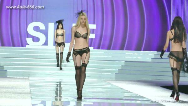 Chinese model in sexy lingerie show.18 - txxx.com on poweredporn.com