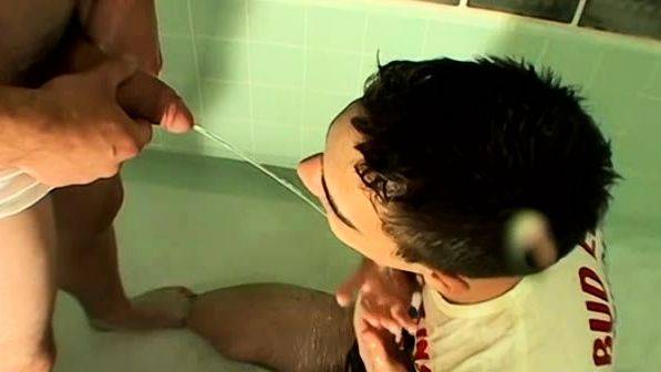 Muscular jock Mike Roberts anal breeds obedient Zack Randall - drtuber.com on poweredporn.com