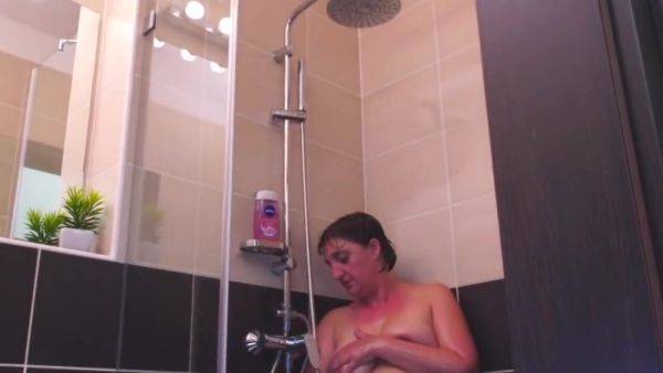 Watching curvy mom in shower - txxx.com on poweredporn.com