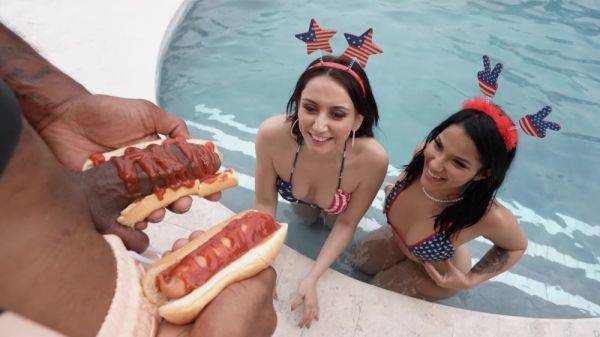 Black hunk treats these curious broads with the right inches - hellporno.com on poweredporn.com