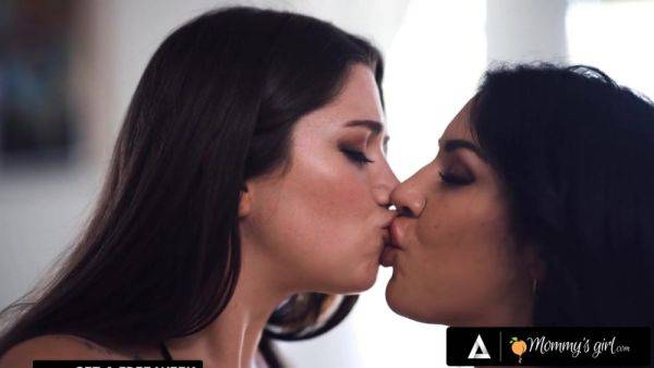 HOT LESBIAN GIRLS KISSING COMP! - Pristine edge - xtits.com on poweredporn.com