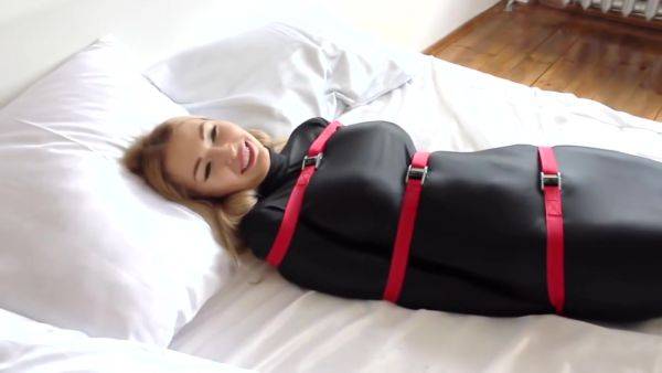 Amateur Masturbates With Beer More Webcamgirls - Horny Blonde - hclips.com on poweredporn.com