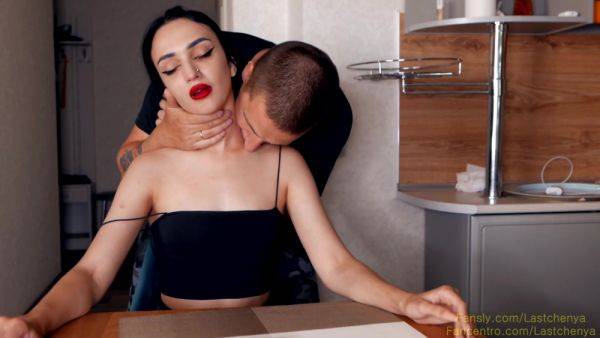 Kissing Her Neck Distracted The Pretty Wife From Important Business - hclips.com on poweredporn.com