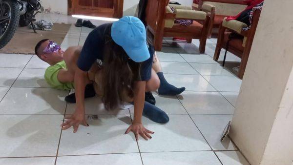 Los Hermanastros Se Retan Y El Primero Que Tenga Un Orgasmo Pierde El Reto!!!! - hclips.com on poweredporn.com