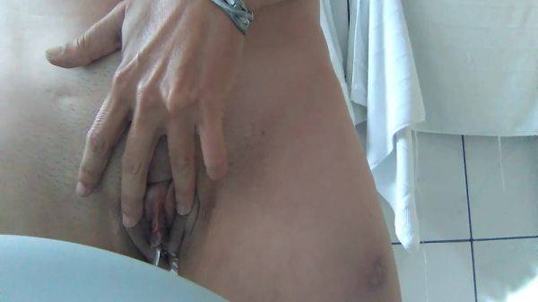 Gozei Escondida No Banheiro Antes De Urinar 3 Min - hclips.com on poweredporn.com