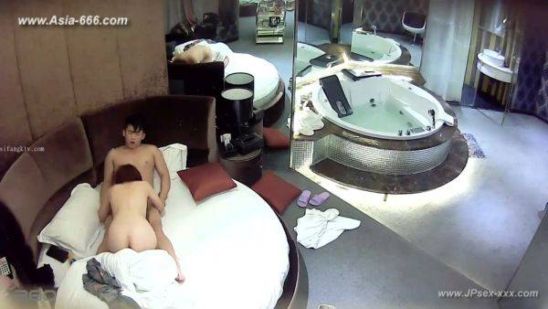 Hackers use the camera to remote monitoring of a lover's home life.590 - hclips.com - China on poweredporn.com