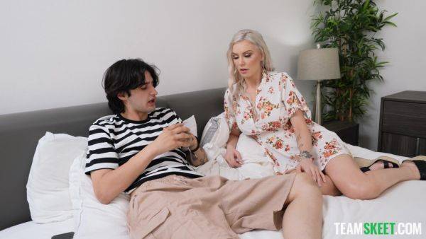 Busty bitches suck the same dick and get laid in impeccable FFM - hellporno.com on poweredporn.com