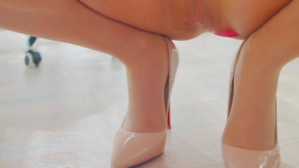 Rubbing My Pussy In The Office And Sitting In Wet Pantyhose - hclips.com on poweredporn.com