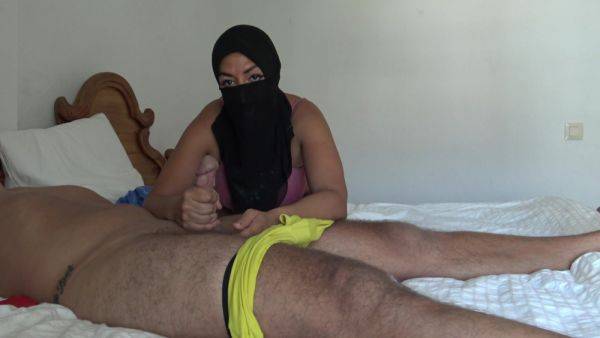 Mature Muslim Stepmom Caught Me Masturbating - desi-porntube.com - India on poweredporn.com