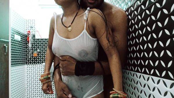 Hot Indian Bhabhi ki Zordaar Bathroom Mai Chudai In Hindi Audio - txxx.com - India on poweredporn.com