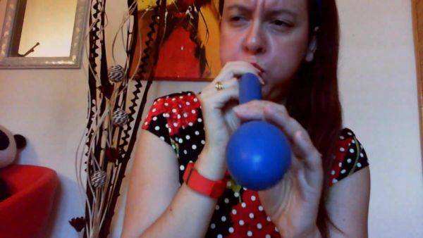 Nicoletta gioca con questi grandi palloncini fino a venire in un fantastico orgasmo - European - xhand.com on poweredporn.com