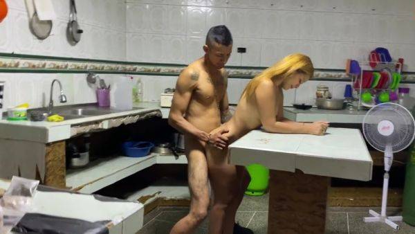 No Dejo Cocinar A Mi Hermanastra Pidiendole Sexo - hclips.com on poweredporn.com