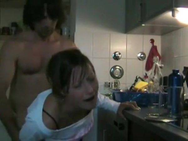 Facecam-Bild eines stehenden Hundes in der Küche - xhand.com - Germany on poweredporn.com