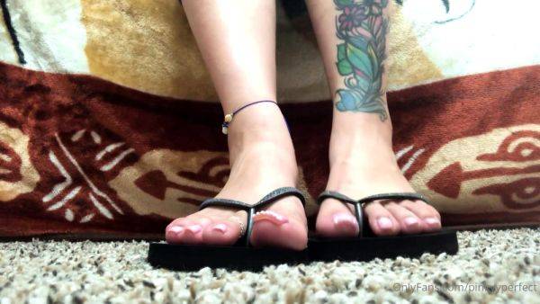 Amateur porn Gives Us Some Foot Fetish Aurora - drtuber.com on poweredporn.com