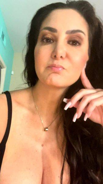 Big boobs milf masturbates with her dildo - drtuber.com on poweredporn.com