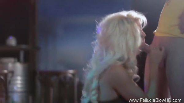 Blonde At The Party Blows - hotmovs.com on poweredporn.com